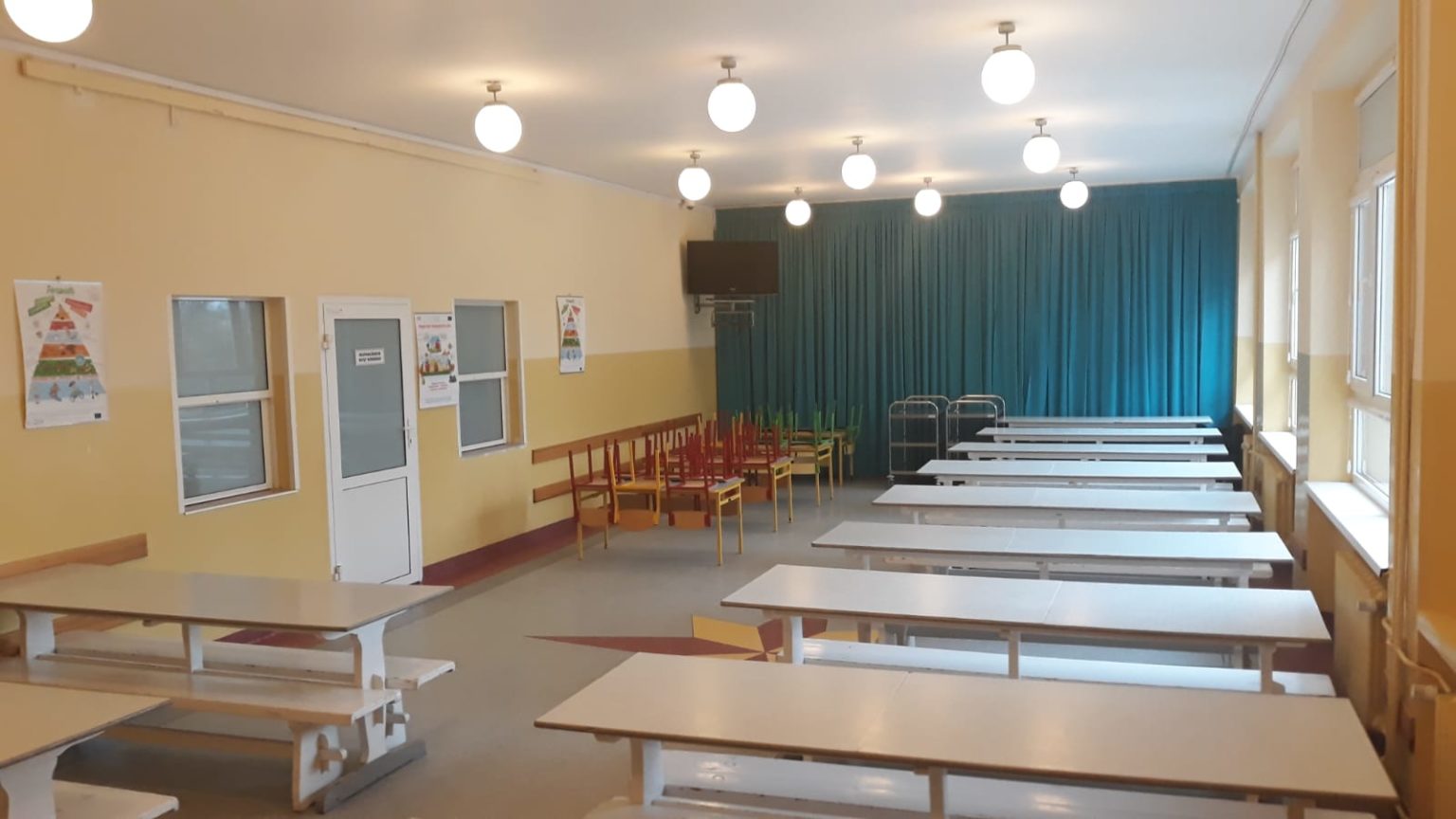 Stołówka szkolna w Szkole Podstawowej Nr 2 w Kartuzach – Pracownia GrubaART